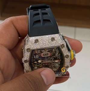 Elegante reloj mecánico de moissanita de hip hop para hombres adornado con diamantes de claridad VVs de corte brillante redondo - Product Image 4