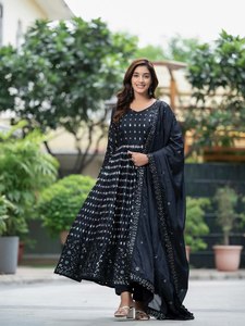 Prix de gros meilleure couleur col en V broderie numérique imprimé entièrement point Dori motif magnifique Kurti/robe avec ensemble Dupatta - Product Image 4