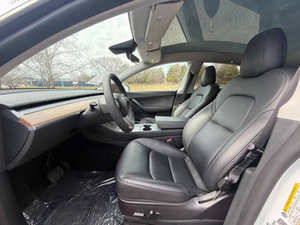 Tesla Model Y Long Range 2022 en parfait état - Product Image 2