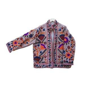 Chaquetas Acolchadas de Algodón Transpirable TNT Sujani para Mujer con Ajuste Cómodo, Hermosos Bordados y Diseños Culturales Únicos - Product Image 4