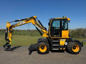 Excavatrice sur pneus JCB 110W PRO Hydradig avec tiltrotateur Steelwrist X12 pour des travaux de terrassement de précision et des chantiers à haute mobilité - Product Image 6