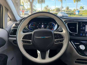 Auto Usado de Calidad a Precio Accesible, Chrysler Pacifica Híbrida Limited 2018, Volante a la Izquierda - Product Image 2