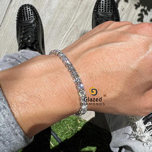 Glame su muñeca con esta pulsera unisex con diamantes de moissanita engastados en plata de ley 925 ideal para ocasiones especiales - Product Image 1