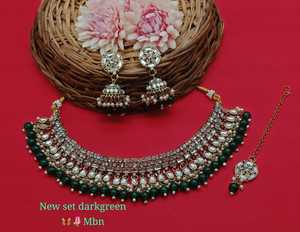 Nuevo diseño chapado en oro tradicional gota perla y piedra tachonado pendiente Mangtika gargantilla collar conjunto y conjunto de joyería para mujer - Product Image 1