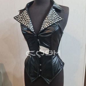 Corset gothique punk en cuir noir avec col clouté et baleines en acier pour le modelage de la taille - Product Image 4