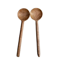 Ensemble d'ustensiles de cuisine classiques en bois naturel, écologiques et durables, finition miroir, comprenant des cuillères, des spatules, des fourchettes à salade