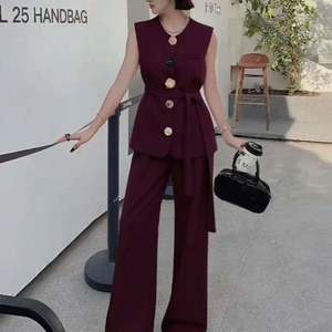 <span class=keywords><strong>Ensemble</strong></span> deux pièces sans manches pour <span class=keywords><strong>femme</strong></span>, personnalisé par le fabricant - Tissu de costume, détails perlés, gilet et pantalon chics avec doublure - Product Image 4