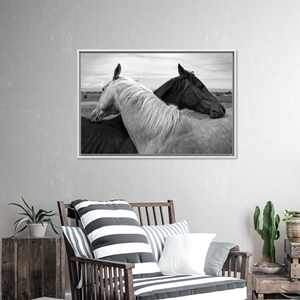 Casa de Campo Moderna: Lienzo Impreso de una Romántica Pareja de Caballos, Lienzo Enmarcado en Blanco - Product Image 1