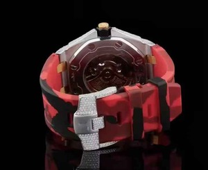 Reloj de Lujo Personalizado Estilo Hip Hop con Pantalla Analógica, Dos Tonos, Diamantes Moissanite Engastados, Correa de Goma Roja, Disponible para la Venta - Product Image 4
