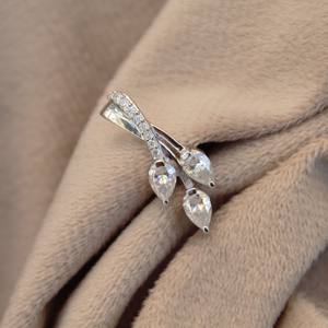 Pendentif et breloque Moissanite en argent sterling 925 en forme de poire Boucle à trois pierres Bijoux délicats légers - Product Image 2