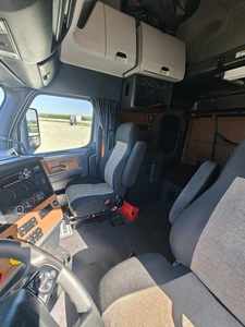 En venta: Camión semirremolque Cascadia 126 Sleeper 2021, limpio y bien mantenido. Exportación a todo el mundo con envío puerta a puerta. - Product Image 3