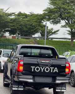 รถมือสองสุดฮอต ลดราคาพิเศษ ปี 2024 สำหรับ Hilux Conquest แบบดับเบิ้ลแค็บ พวงมาลัยซ้าย ภายในสีเข้ม พร้อมโปรโมชั่นส่งฟรี - Product Image 6