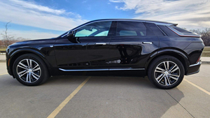 Cadillac Lyriq 2024, Tracción en las Cuatro Ruedas, Lujo, Bajo Kilometraje, Auto Eléctrico, Caja de Cambios Automática, Autonomía de 601-700 km, Batería de 110 kWh - Product Image 4