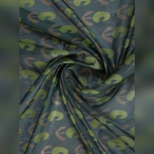 ผ้าซารีสีเขียวเข้มลายอิคัท ขายดีที่สุด เหมาะสำหรับงานปาร์ตี้ งานแต่งงาน และงานเฉลิมฉลอง พร้อมผ้าสำหรับตัดเย็บเสื้อคลุม - Product Image 6