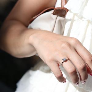 แหวนหมั้นโซลิแทร์ทรงกลม5มม. สีขาวโมอิสซาไนต์คลาสสิกสี่ง่ามสีทองเครื่องประดับสำหรับผู้หญิง - Product Image 4