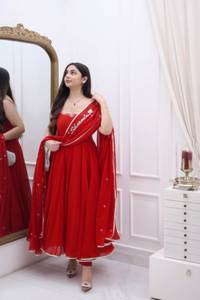 ก้าวเข้าสู่ความหรูหราของราชวงศ์ด้วยชุดที่สวยงามนี้ด้วย dupatta ที่เข้ากันประดับด้วยเพชรที่ทำด้วยมือ - Product Image 3