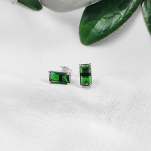 Boucles d'oreilles clous en quartz émeraude plaqué or en gros - Bijoux tendance en pierres précieuses - Product Image 2