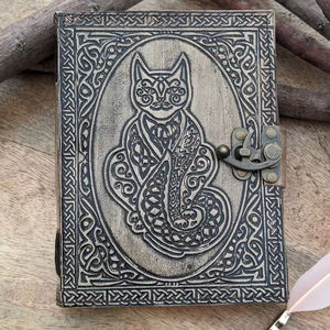 Diario de cuero en relieve de gato antiguo 2x cierres de latón C diseño frontal trasero | Diario exclusivo para mascotas peludas - Product Image 1