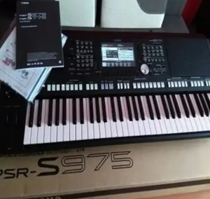 Vente en gros PSR S975 Station de travail pour arrangeur numérique 61 touches Piano mécanique d'occasion avec caractéristiques de style piano à queue Interface MIDI - Product Image 1