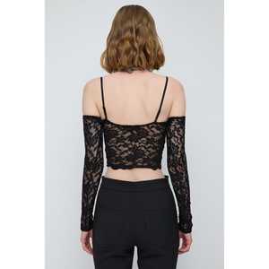 Blusa corta de encaje negro con tirantes finos y manga larga - Product Image 4