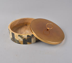 Caja Decorativa Redonda de Madera de Lujo Hecha a Mano con una Elegante Base de Resina Marmoleada Negra y Dorada con Acabado Pulido - Product Image 3