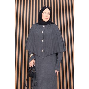 Ensemble deux pièces décontracté gris avec cape boutonnée et robe en maille, style hijab, avec caractéristiques formelles musulmanes - Product Image 2