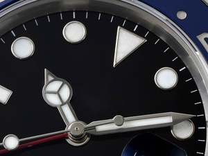 Los relojes de lujo de alta gama presentan movimientos con bisel rojo y azul. - Product Image 4