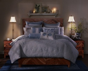 Cama de madera maciza de diseño moderno Miranda con cabecero suave de altura ajustable Características cómodas - Product Image 1