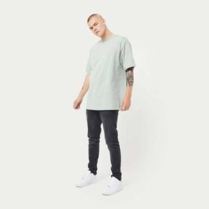 Camiseta clásica de gran tamaño con hombros caídos en verde polvo: Jersey de algodón 100%, peso medio, cuello acanalado, manga corta con logotipo personalizado - Product Image 3
