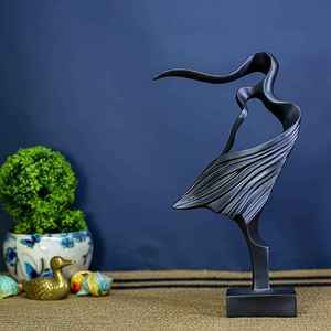 Mouvement de danseuse gracieuse, forme artistique fluide, parfait pour la décoration de maison de luxe. Sculpture abstraite moderne en résine noire inspirée de... - Product Image 1