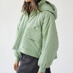 เสื้อแจ็คเก็ตพัฟเฟอร์แบบซิป OEM คุณภาพดีสำหรับผู้หญิง สีพื้นเรียบง่าย ระบายอากาศได้ดี ราคาถูก ดีไซน์ทันสมัย ทรงหลวม - Product Image 5