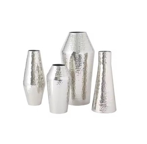 Vase à fleurs en fer forgé artisanal, design côtier moderne et écologique, couleurs personnalisables, décoration de table de mariage, décoration intérieure - Product Image 1