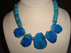 Colliers uniques en résine avec Pantone Mélanges d'aspect antique et motifs artistiques en émail Bijoux faits à la main pour femmes - Product Image 4