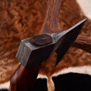 Hache de camping d'extérieur à long manche, tête en acier à motif artisanal avec manche en bois naturel pour la survie, le bushcraft et les activités de plein air - Product Image 3