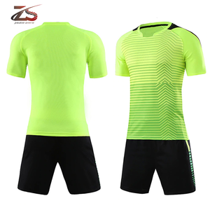 Nouvel arrivage Ensembles d'uniformes de football pour hommes de conception personnalisée de la meilleure qualité Uniforme respirant pour l'entraînement et le sport fabriqué au Pakistan - Product Image 3