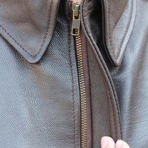 Blousons d'aviateur en cuir véritable noir de moto personnalisés en Offre Spéciale veste de vol en cuir véritable pour hommes - Product Image 4