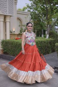 Blouse en rayonne style Kutchi et Lehenga en rayonne avec dentelle Lampi et volants, spéciale Navratri, prêt-à-porter - Product Image 6