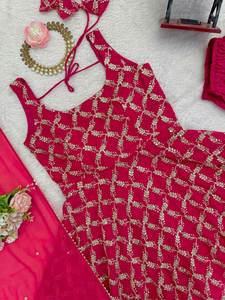 Salwar Kameez de fête/festif/de cérémonie, en tissu doux en faux georgette, à col rond, sans manches, avec motif brodé, design tendance - Product Image 5