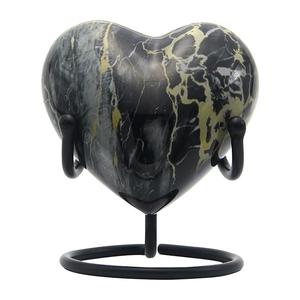 Urne funéraire souvenir en forme de cœur unique pour cendres humaines fabriquée à la main en laiton et gravée à la main à la maison - Product Image 1