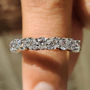 Anillo de Boda con Diamantes Baguette y Redondos, Elegantes Anillos de Diamantes para Novios - Product Image 1