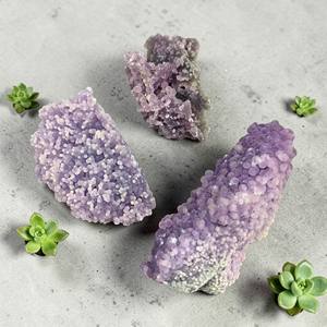 Petit spécimen d'agate de raisin naturelle, agate de raisin botryoïdale brute violette, grappe de cristaux minéraux pour collection et décoration - Product Image 1