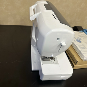 Kit de démarrage prêt à l'emploi pour machine à coudre et à broder informatisée Brother SE2000 - Product Image 3