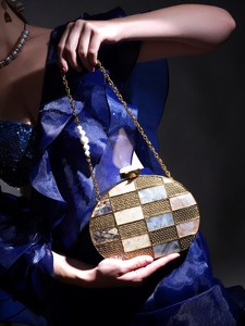 2025 bolso de mano de lujo de diseñador más vendido, embrague adornado de latón con monedero de patrón único de nácar - Product Image 3