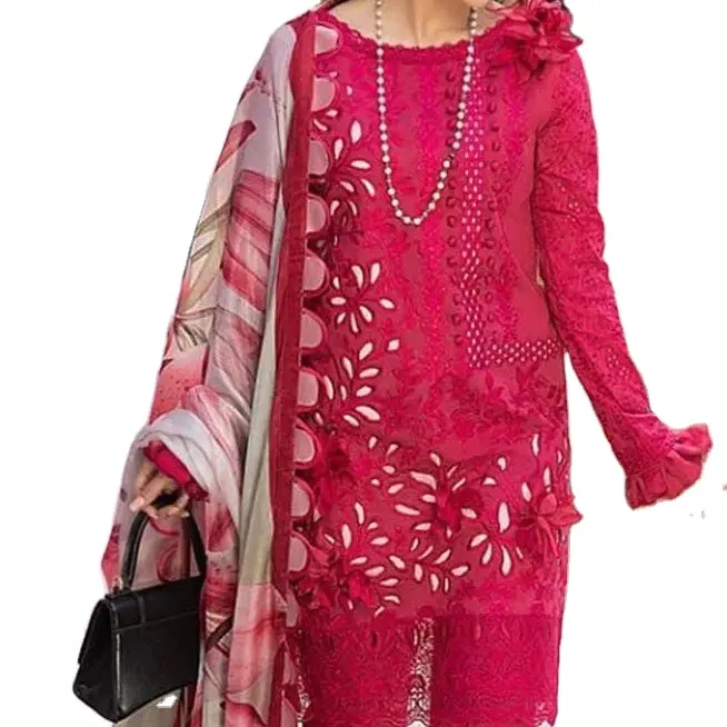 여성들은 프린트된 듀파타 핑크 컬러 품질의 원단으로 앞뒤 자수 디자인을 꾸몄고, 행사를 위한 정장 착용을 했습니다.