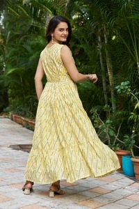 Robe sans manches en crêpe chinon avec design moderne extensible et infroissable pour les fêtes de mariage Occasions spéciales Différentes tailles - Product Image 4