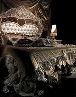 Ensemble de chambre à coucher de luxe de style royal européen, en teck massif, écologique, durable, confortable, personnalisable, avec tête de lit sculptée à la main