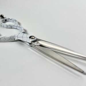 กรรไกรตัดผมปลายแหลมคมกริบ ทำจากสแตนเลสคุณภาพสูง ปรับแต่งได้ ขนาด 5.5 นิ้ว ใบมีดตรง สำหรับคนถนัดขวา สีขาวลายแตก - Product Image 6