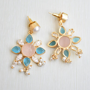 Pendientes Colgantes de Flor de Latón con Cuarzo Rosa y Circonitas, Estilo Étnico Clásico, Acabado Chapado en Oro de 18K, Hipoalergénicos, para Boda - Product Image 4