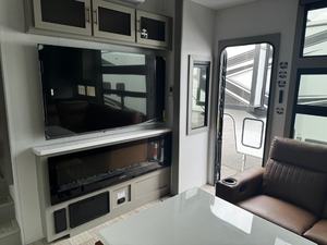 Caravane de voyage tout-terrain 2026 Axioms RV Vendetta V4250 Hauler en aluminium et acier inoxydable, capacité 8 personnes - Product Image 2