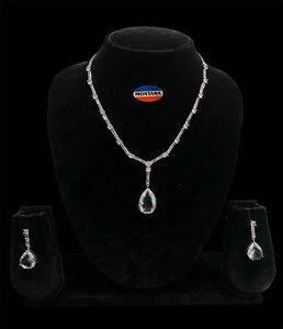 Conjunto de collar AD inverso de lujo para mujer con acabado plateado único con detalles de perlas y diamantes perfectos para fiesta de boda - Product Image 1